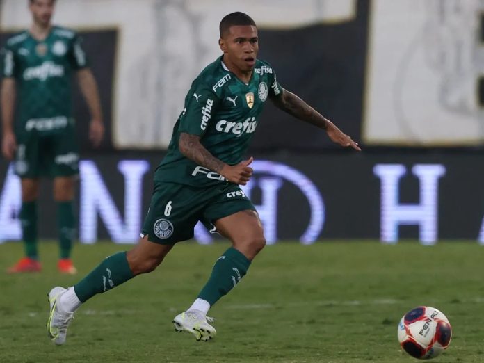Atlético-GO acerta com lateral esquerdo que pertence ao Palmeiras