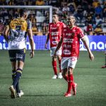 Com pênalti perdido nos acréscimos, Vila Nova é superado pelo Criciúma e deixa o G-4