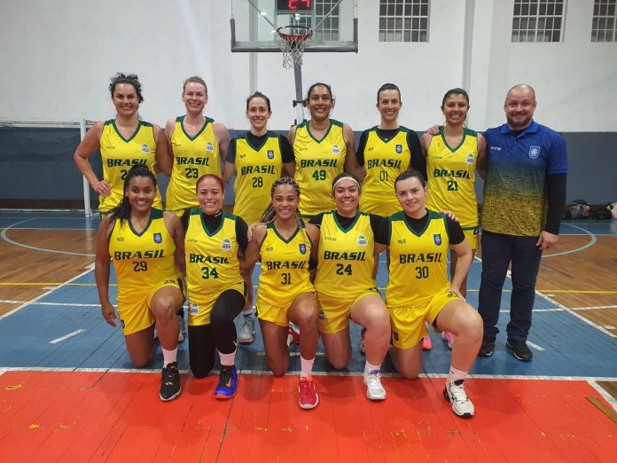 Com treinador e atletas de Goiás, Brasil bate Porto Rico e vai à final do Mundial Master de Basquete