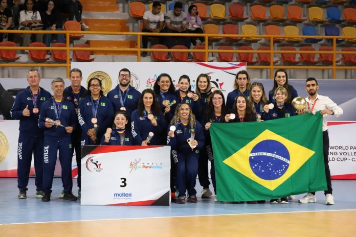Seleção Feminina fatura bronze na Copa de Vôlei Sentado; time masculino fica em 5º