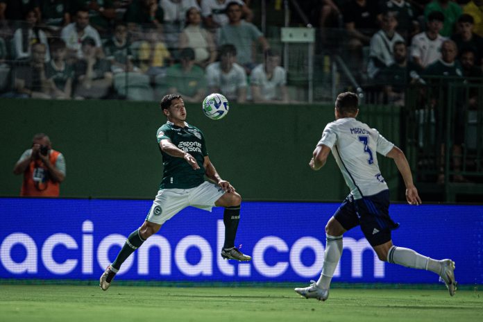 Goiás leva gol aos 50 do segundo tempo, perde para o Cruzeiro e fica perto da queda