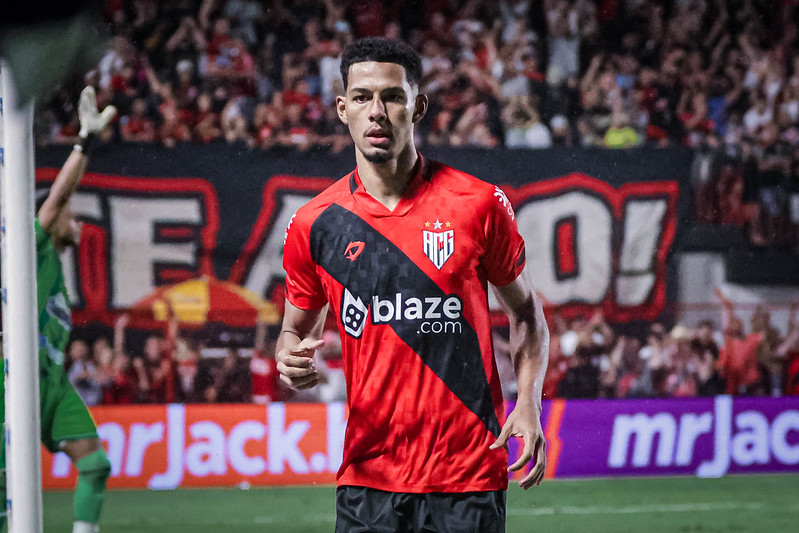 Atlético-GO acerta compra de Alix, que terminou temporada como titular absoluto na zaga
