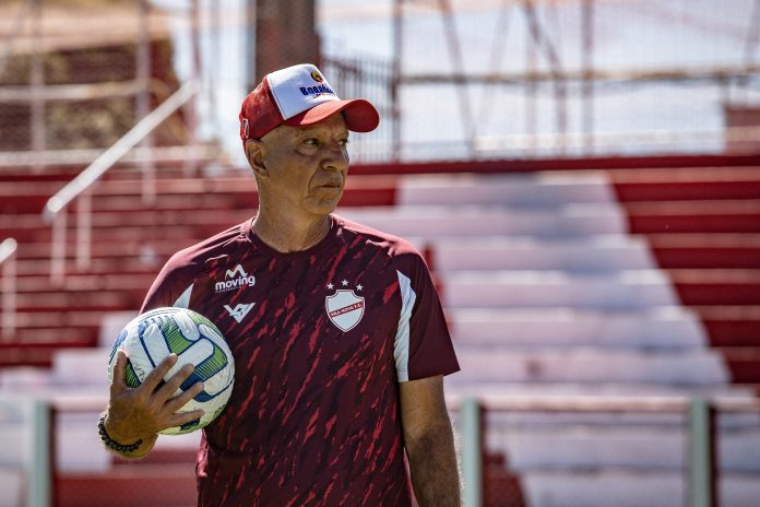 Márcio Fernandes lamenta desfalques do Vila Nova contra o Cuiabá; veja provável escalação