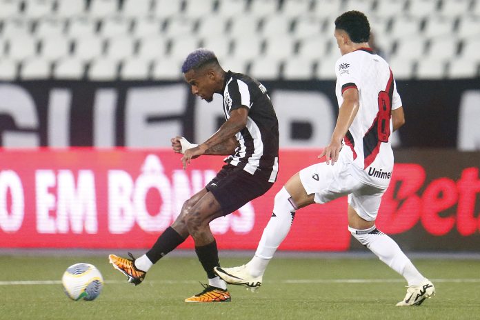Fora de casa, Atlético-GO é derrotado pelo Botafogo e segue sem pontuar no Brasileirão