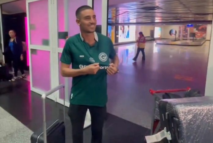 Com recepção da torcida, Thiago Galhardo desembarca e já veste a camisa do Goiás