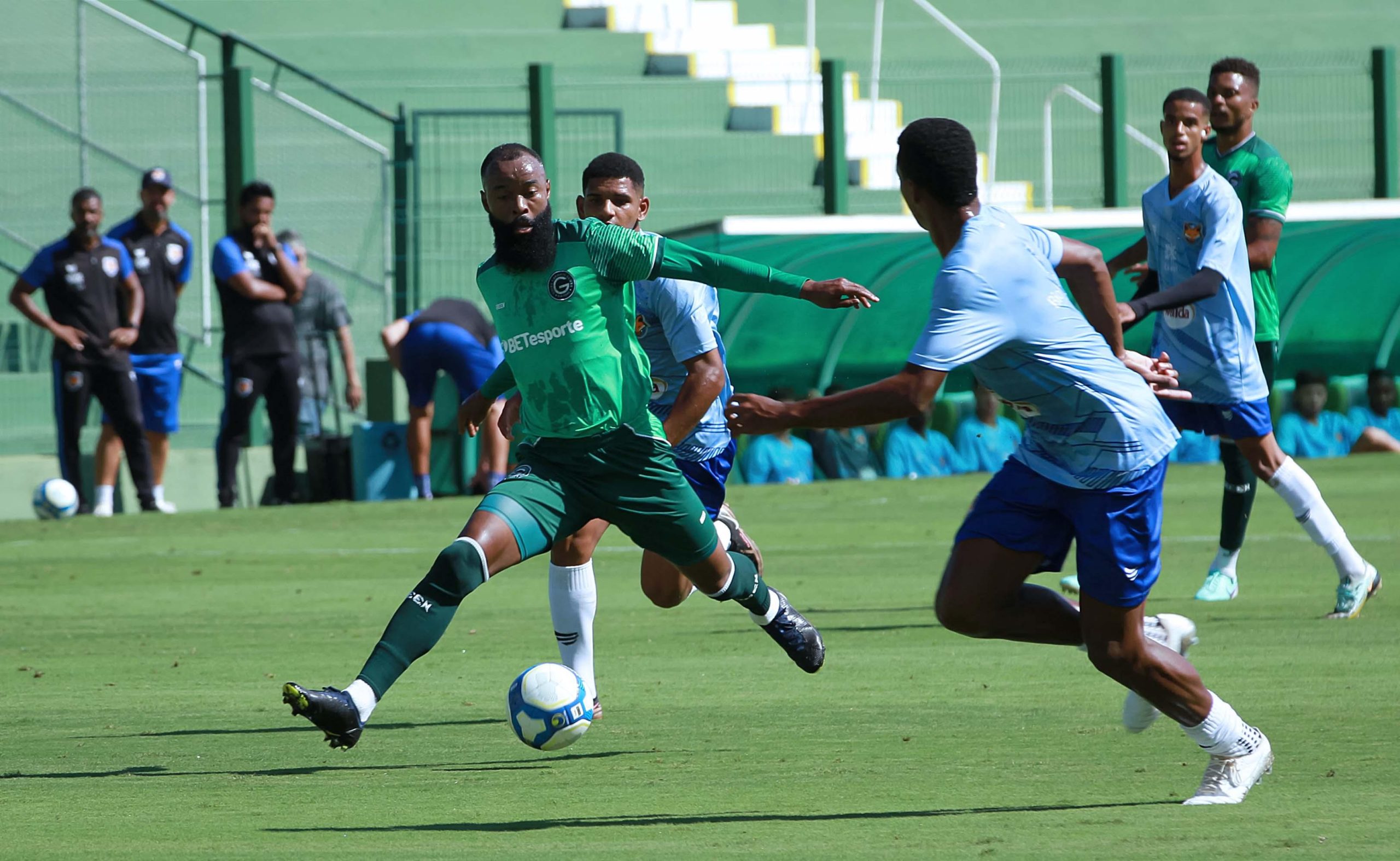 Na Serrinha e com reforços em campo, Goiás perde jogo-treino para o Grêmio Anápolis