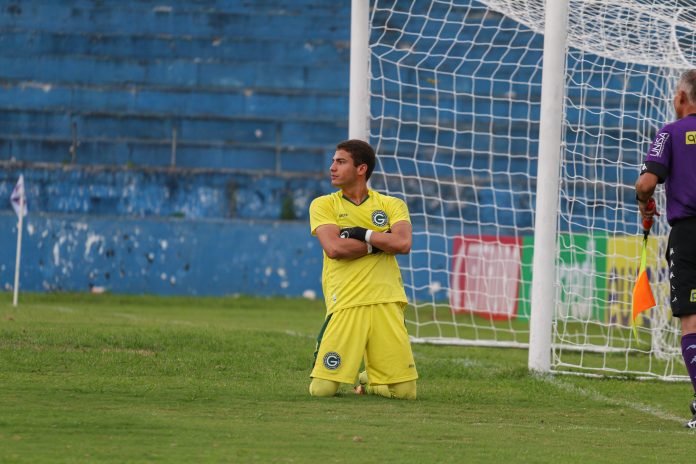 Goleiro do Goiás comemorando