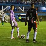 De costas, Paulinho e João Afonso em Anápolis 0x0 Floresta-CE, pela 3ª rodada da Série C 2025
