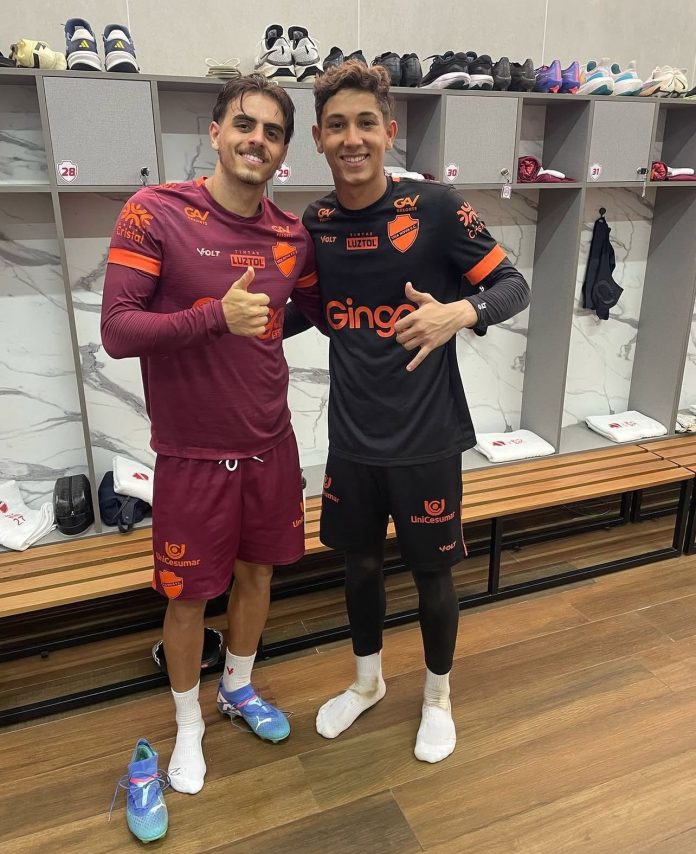 foto de jogadores revelados pela ovel, lado a lado, com a camisa do vila nova