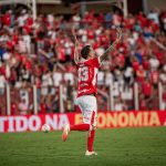 Bruno Xavier comemora gol em Vila Nova x Atlético-GO – 14ª rodada da Série B 2025