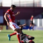 Elias e Wallace na disputa rasteira em Vila Nova x Atlético-GO – 14ª rodada da Serie B 2025
