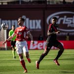 Gabriel Poveda e Wallace em Vila Nova x Atlético-GO – 14ª rodada da Serie B 2025