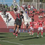 Kauan e Halls disputam bola aérea em Vila Nova x Atlético-GO – 14ª rodada da Serie B 2025