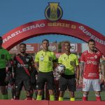 Rhaldney e Tiago Pagnussat, junto com o árbitro Rodrigo Pereira de Lima (FIFA-PE), antes de Vila Nova x Atlético-GO – 14ª rodada da Serie B 2025