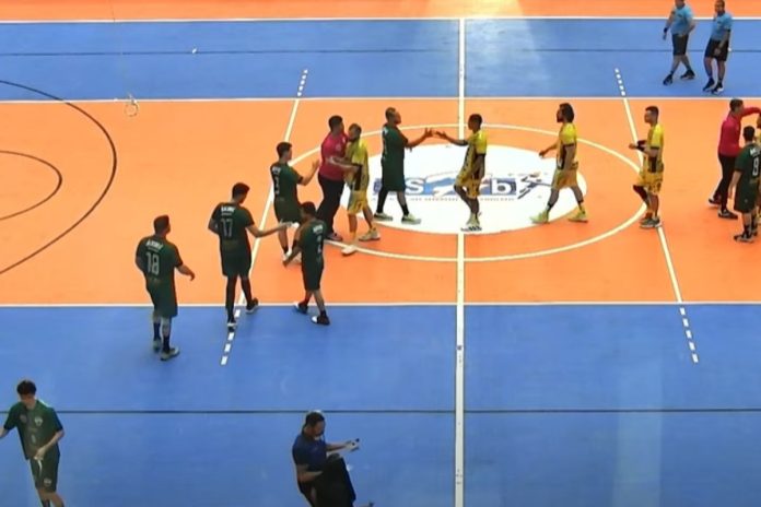 imagem da partida entre aerv/unirv x ach/cascavel pelo brasileiro de handebol