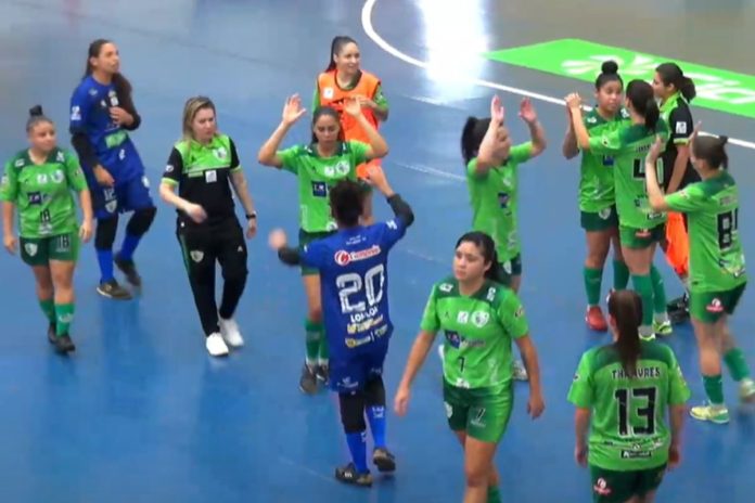 foto da jogadores do resenha comemorando vitória na Liga Feminina de Futsal