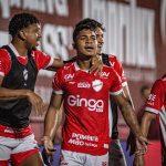 GUSTAVO PAJÉ COMEMORA GOL FOTO ROBERTO CORRÊA vila