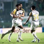 Matheus Trindade comemora o gol em Goiás x Criciúma – 15ª rodada da Série B 2025