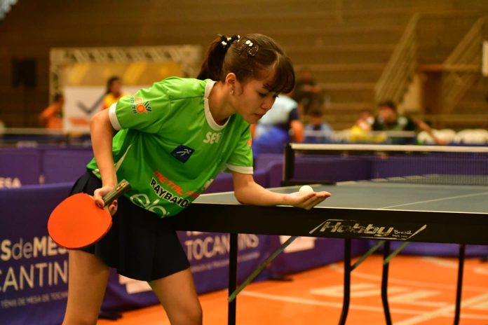 atleta yumi iwamoto na disputa da copa brasil de tênis de mesa