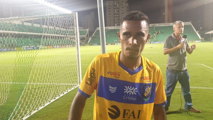 Goiás negocia contratação do lateral Douglas Silva, destaque do