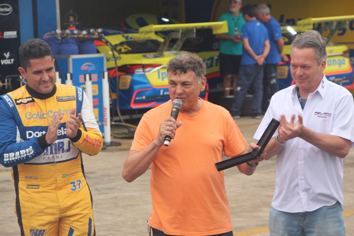 Campeão da Stock Car há 40 anos, goiano Alencar Júnior recebe homenagem