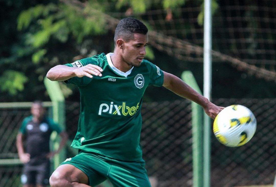 Goiás negocia contratação do lateral Douglas Silva, destaque do