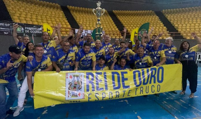 Equipe Rei de Ouro levanta o troféu do Campeonato Goiano de Truco de 2022