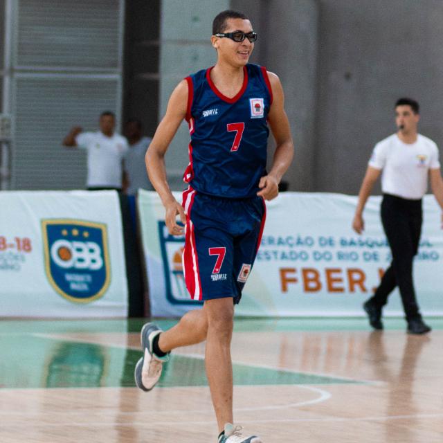 Com 2,31 m, romeno de 17 anos sonha em jogar basquete profissional