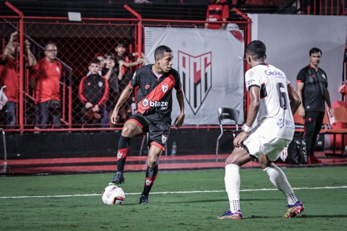 Após estreia contra o Anápolis, Vinicius Lago renova contrato com o Atlético-GO