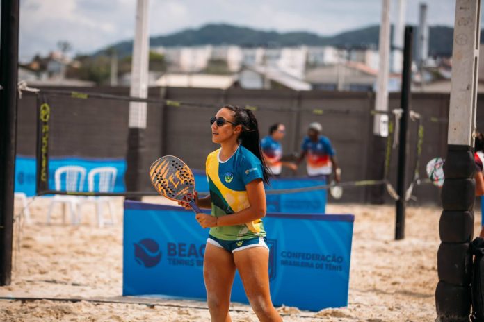 Há menos de dois anos no beach tennis, Mariana Peracini ostenta topo em Goiás e quer consolidação mundial