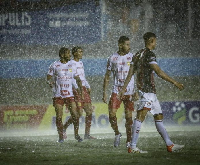 Com muita chuva e intervalo de mais de uma hora, Anápolis e Vila Nova empatam sem gols