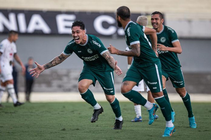 Em confronto histórico de onze gols, Goiás atropela o Goiânia no Serra Dourada