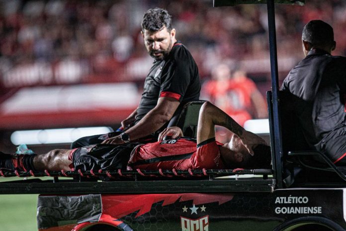 Após disputar dois jogos no ano, Araos sofre nova lesão e deve ficar fora por nove meses