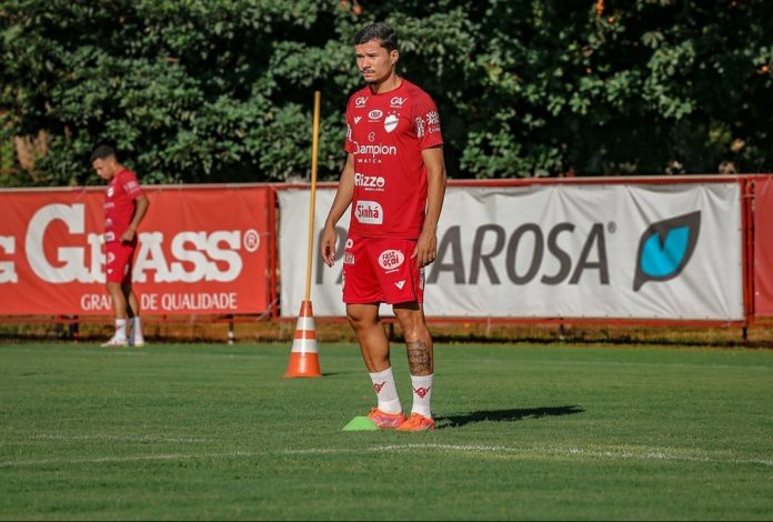 Vila Nova confirma saídas do goleiro Heitor Gatti e volante Atanásio