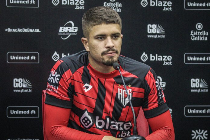 Lucas Gazal Atlético-GO coletiva 17.04