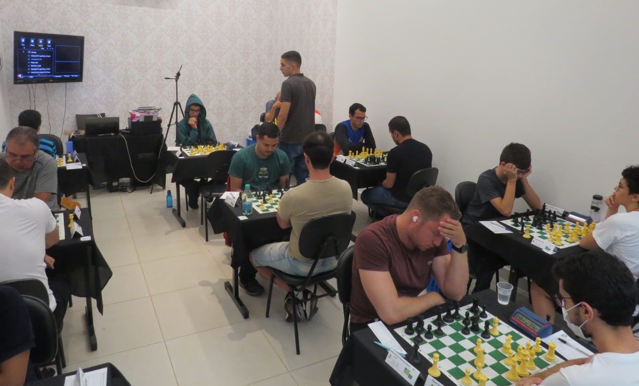 Primeiro dia de Torneio de Xadrez reúne crianças e jovens de