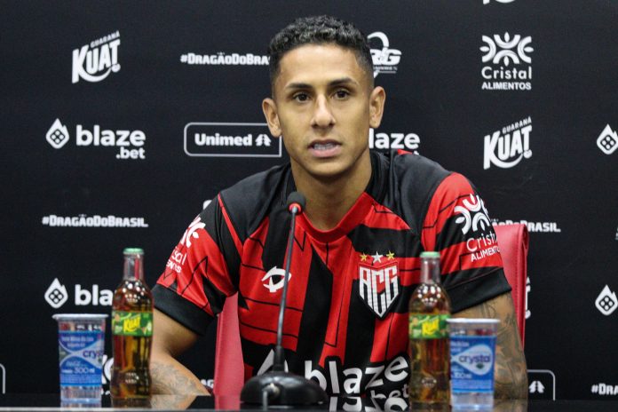Bruno Tubarão busca espaço no Atlético-GO e opina que atacantes também precisam ajudar a defesa