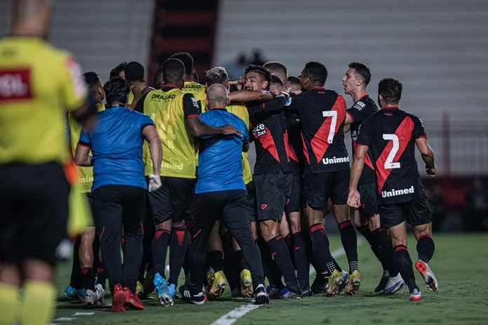 Atlético-GO sofre expulsão no início, mas conquista vitória sobre o Londrina e entra no G-4
