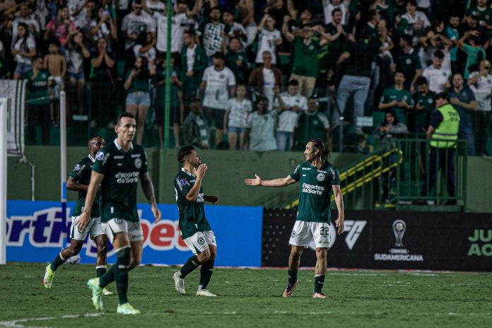 Com golaço de Apodi na reta final, Goiás vence o Universitario e lidera grupo da Sul-Americana