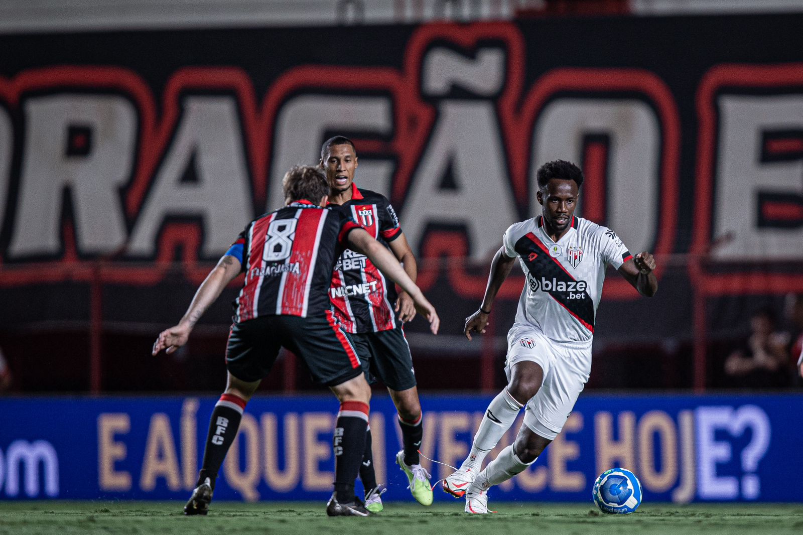 Atlético-GO joga mal e perde para o Botafogo-SP pela Série B