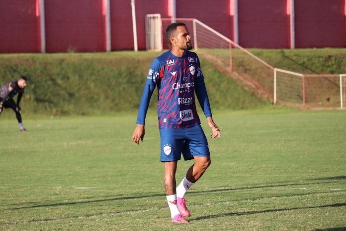 Léo Duarte desfalca o Vila Nova no próximo jogo, contra a Ponte Preta