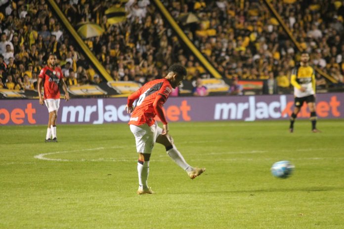 Atlético-GO tem apagão no segundo tempo, perde para o Criciúma e pode terminar rodada no meio da tabela