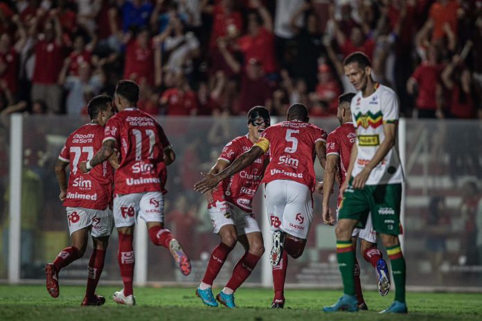 Vila Nova bate o Sampaio Corrêa, se reabilita e assume a vice-liderança da Série B