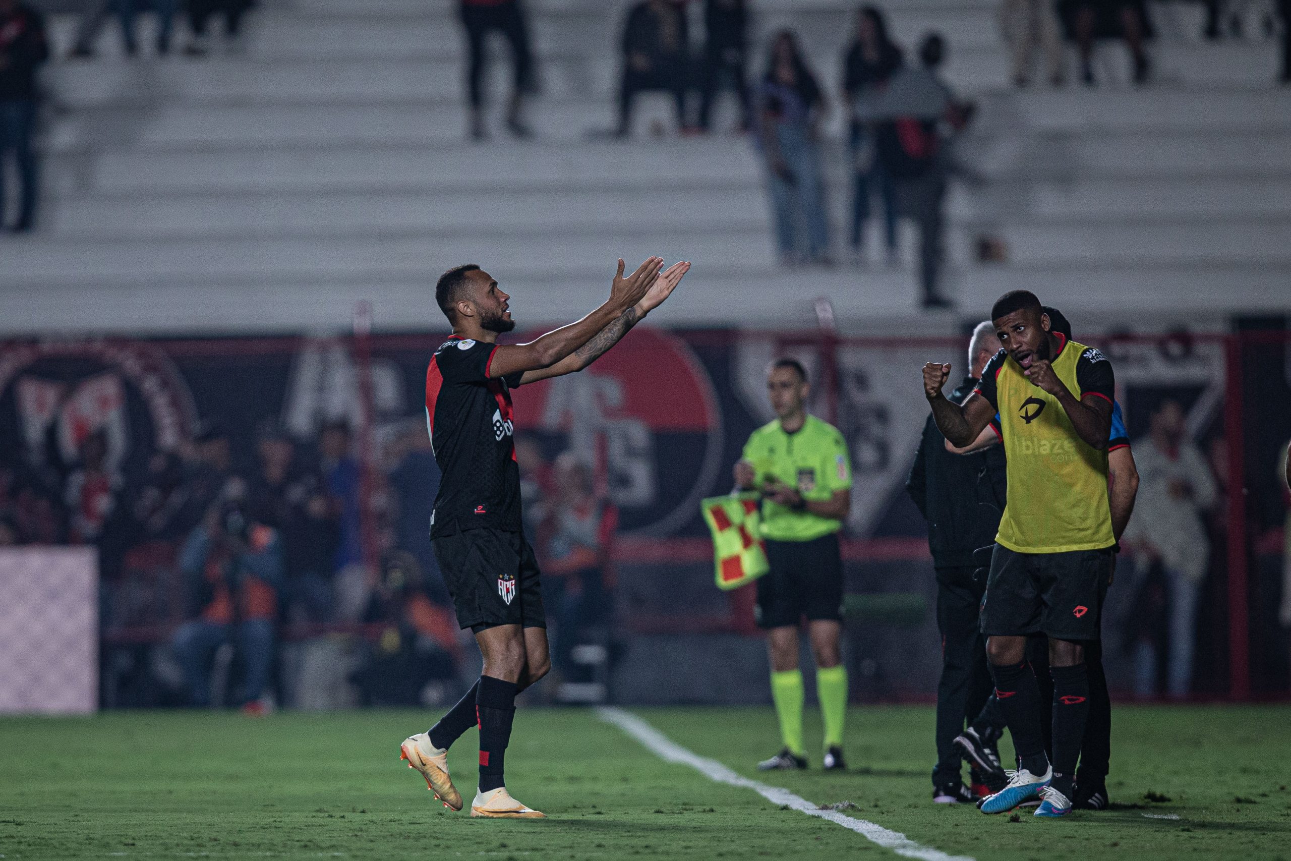 Em jogo de sete gols, Santos quebra jejum e vence o Goiás na Vila