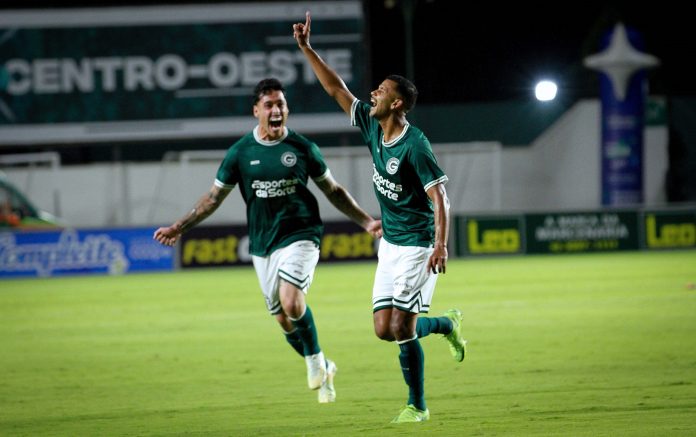 Goiás rescinde contrato com o volante Zé Ricardo, antes titular absoluto do time