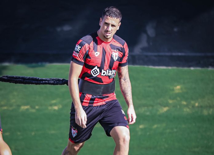 Provável titular após lesão de Coutinho, Matheus Peixoto destrincha jogo contra o Ceará