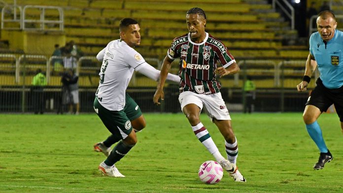 Goiás abre dois gols de vantagem, mas leva cinco e é goleado pelo Fluminense