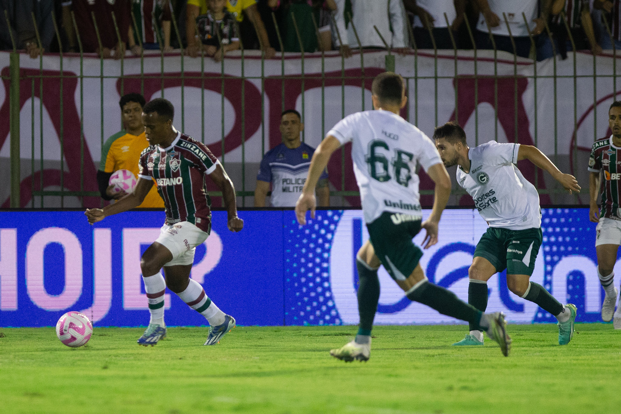 Goiás abre dois gols de vantagem, mas leva cinco e é goleado pelo Fluminense
