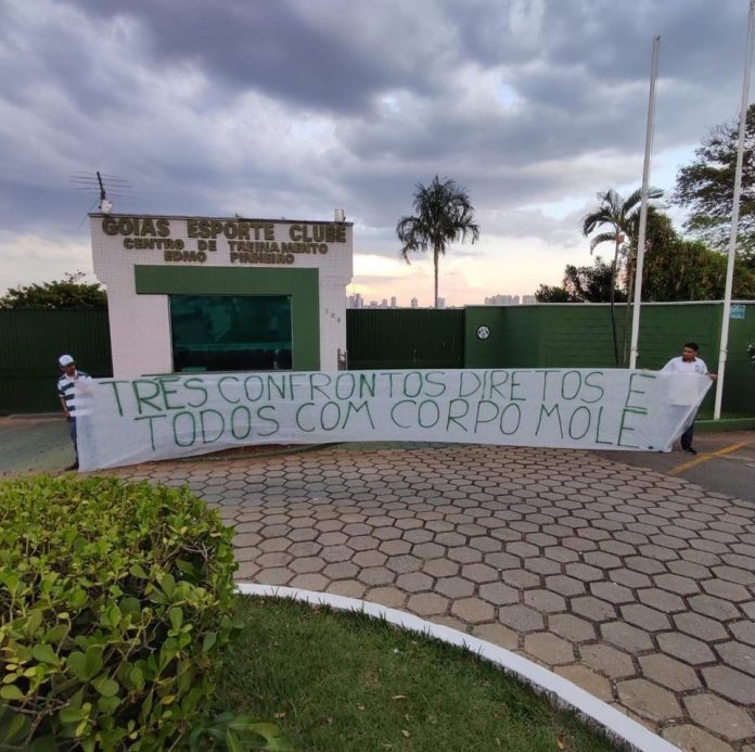 Torcida do Goiás protesta em frente ao CT do clube e cita 