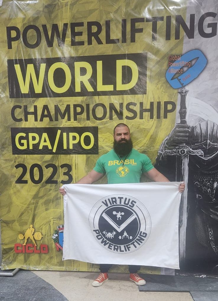 Vinícius Teixeira, goiano, fica em 2º lugar no Mundial de Powerlifting e quebra recordes